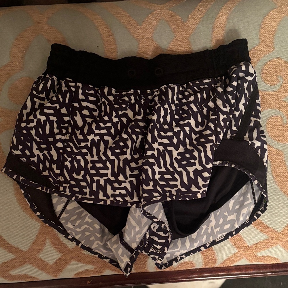 Lululemon navy and while old style hotty hot shorts 2.5 size 2